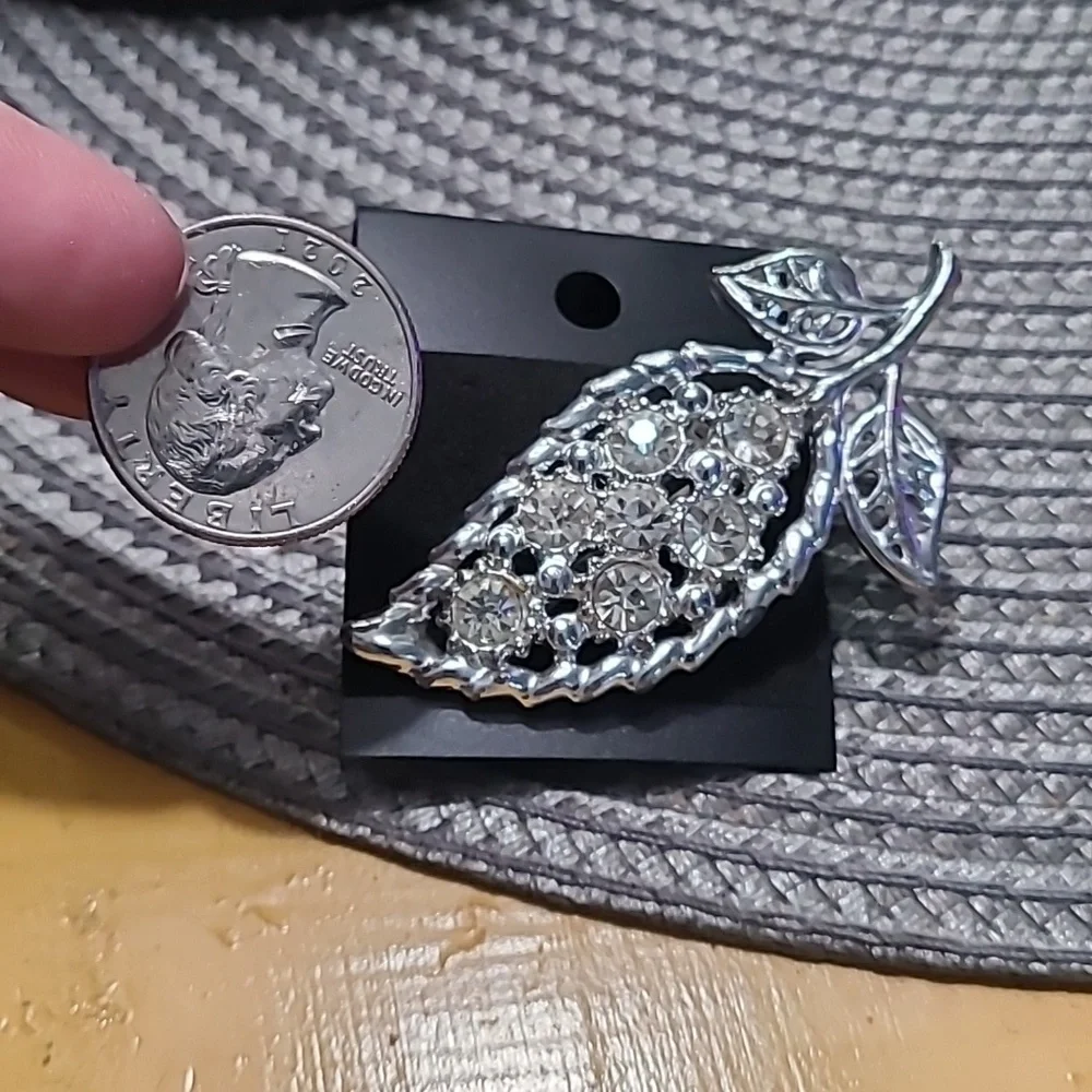 Sparkling Silver Floral‎ Brooch
